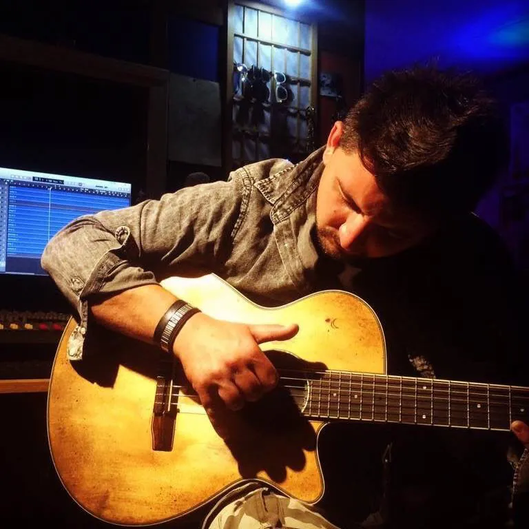 Antonello Musto canta: “Quando la poesia incontra la musica”. Tutto sul giovane artista