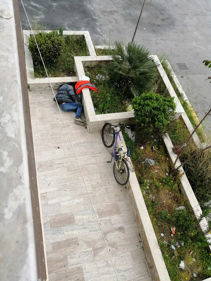 Ciclista preso a pugni in pieno volto e lasciato a terra