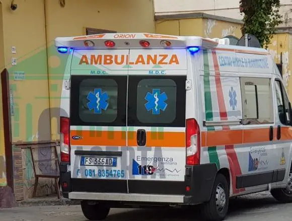 Incidente in moto in via Napoli, ferita coppia di giovani: 23enne in codice rosso in ospedale