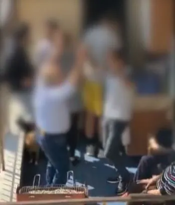 Pasquetta danzante: sul balcone almeno una dozzina di persone a ballare (il video)