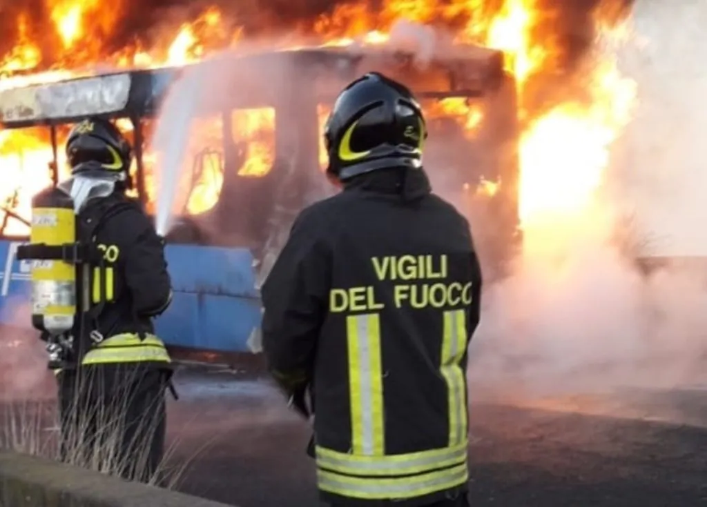 Bus in fiamme, terrore nel Casertano: inferno sulla Statale