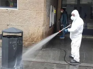 Scoperto nuovo positivo con sintomi e sindaco apre cortili delle scuole: “Basta assembramenti”