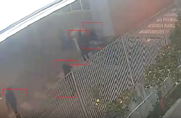 Ladri all’assalto del supermercato: carrelli per bloccare l’ingresso, poi la fuga. IL VIDEO