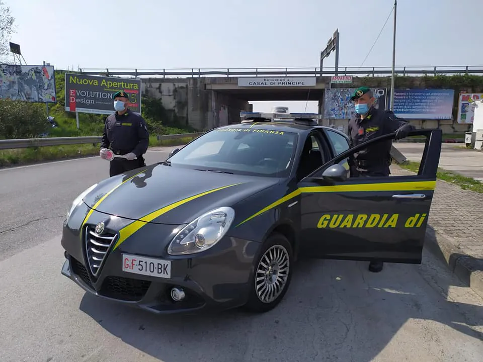 Città blindata, ma troppi furbetti: 28 messi in quarantena. Nei guai anche 3 negozi