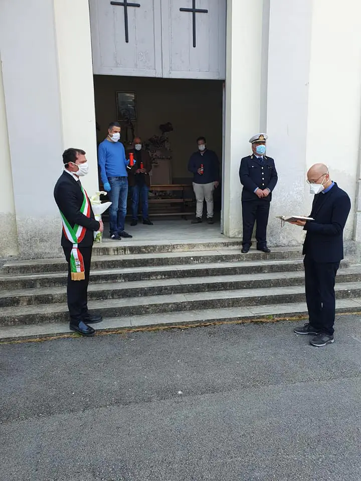 Ferrara e i consiglieri onorano i defunti al cimitero