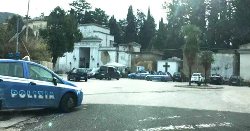 Viola coprifuoco, trovato davanti al cimitero con cocaina e hashish