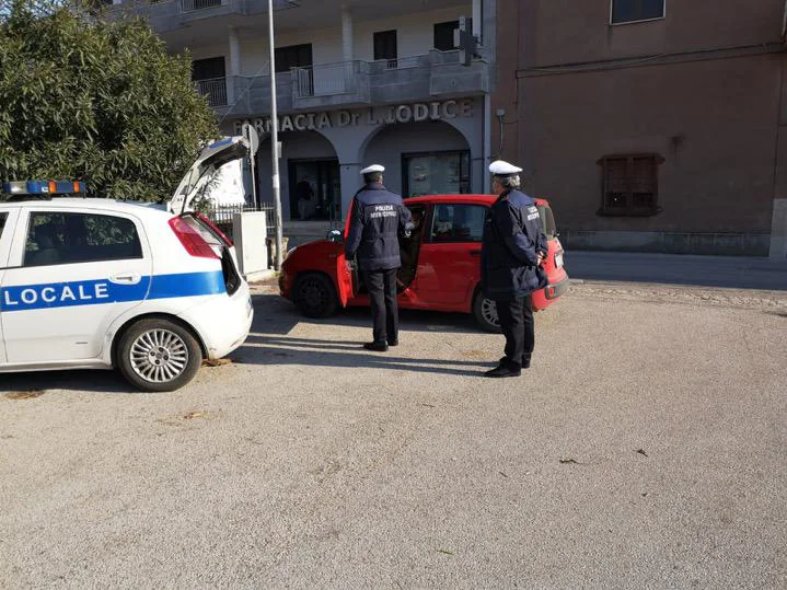 Controlli ok dei vigili, denunciate 4 persone: “Restiamo a casa, il peggio deve ancora venire”