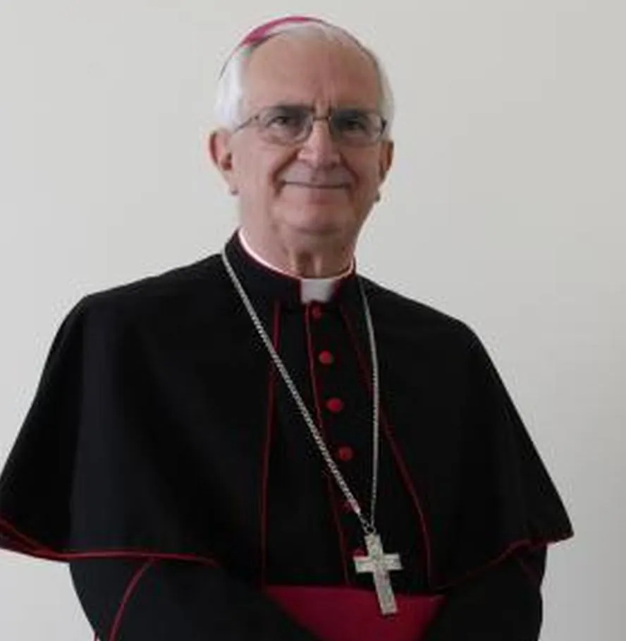 Sottraggono 894mila euro a sacerdote anziano, condannati ex vescovo, perpetua e marito: “Hanno approfittato”