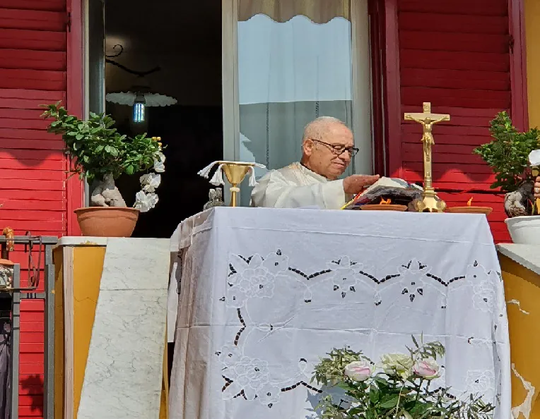 Parroco celebra Messa di Pasqua a casa, fedeli partecipano dai balconi. FOTO