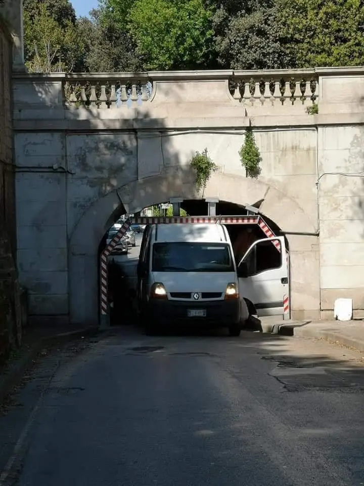 Furgone incastrato sotto il Ponte di Ercole