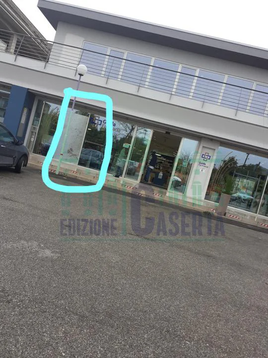 Raid notturno alla farmacia Guida: in azione la banda della ‘mazzola’