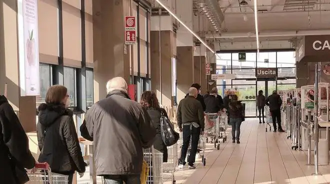 Centinaia di richieste per i buoni spesa pervenute in poche ore: mail del Comune presa d’assalto