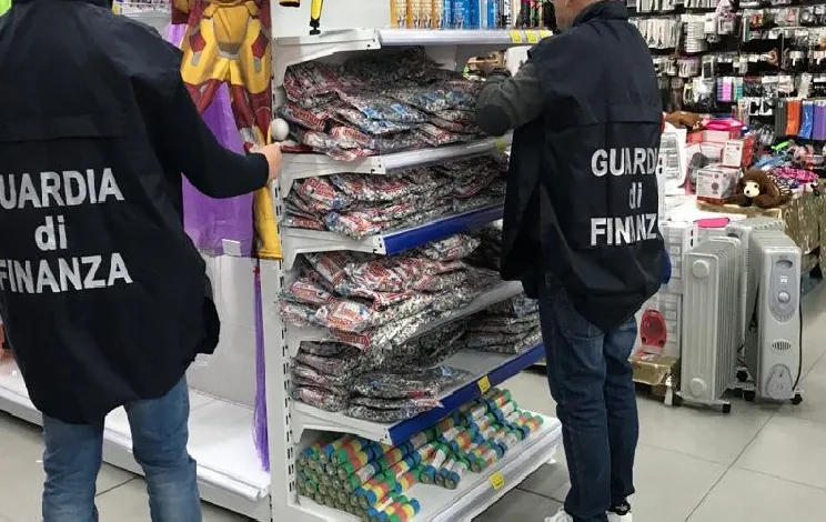 Commerciante cinese “dimentica” lockdown e riapre negozio nel Casertano: arriva la Finanza