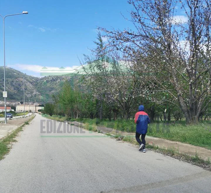 Corsetta pomeridiana nella Valle: runner sfida le forze dell’ordine
