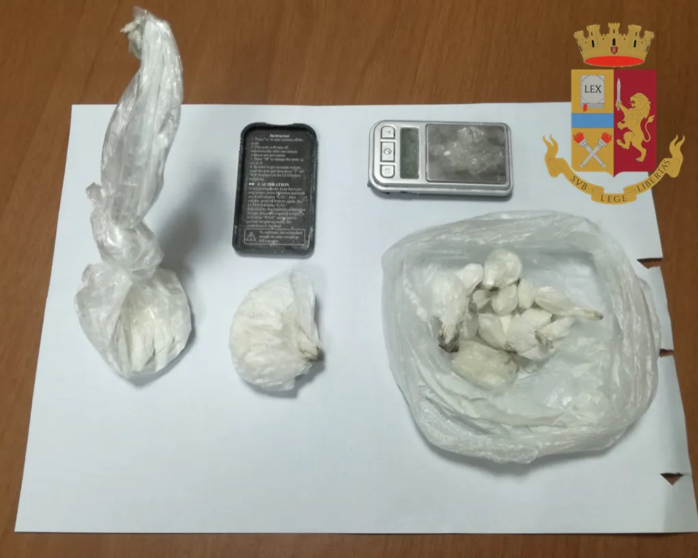 Centrale della coca in casa, arrestato noto pusher