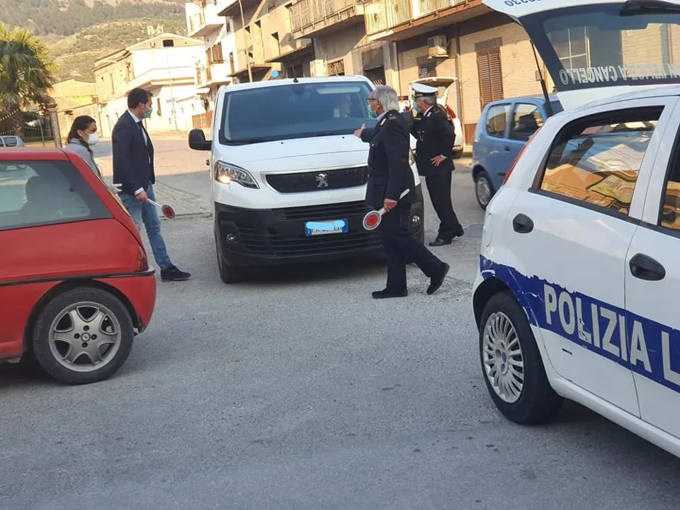 Ferrara alla Alberto Sordi: munito di paletta ferma le auto