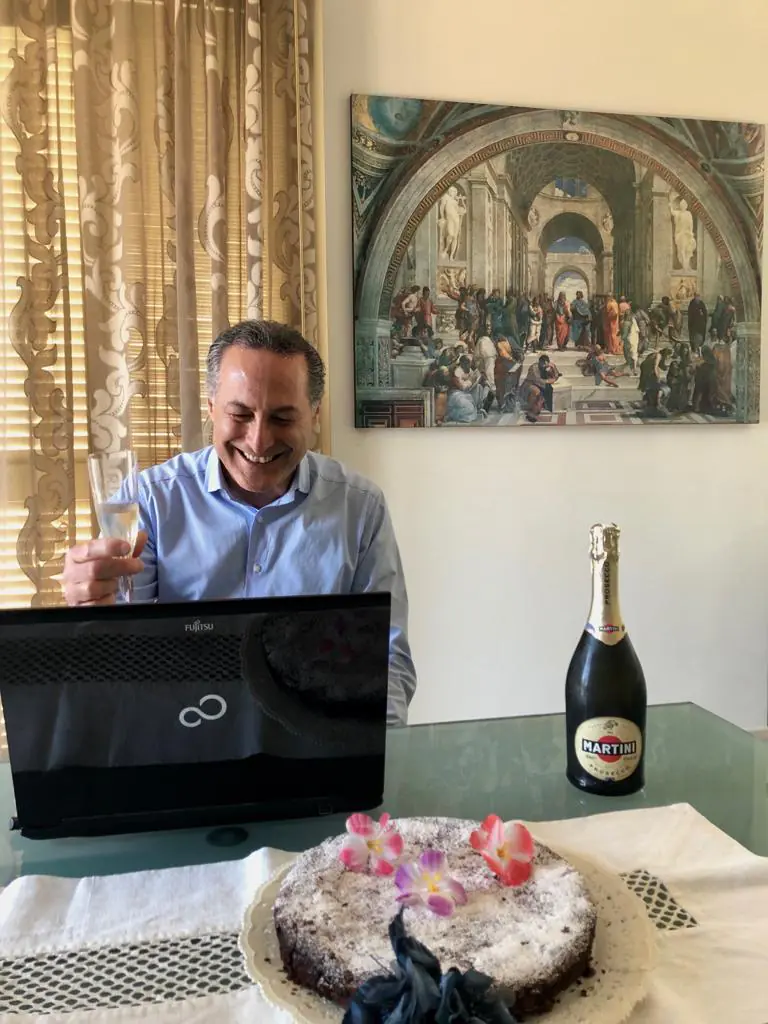 Il prof festeggia il compleanno con i suoi alunni sull’applicazione del MIUR