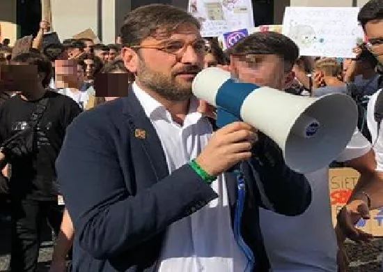 “Rispettate la distanza”, cittadino esce dalla fila e aggredisce il sindaco