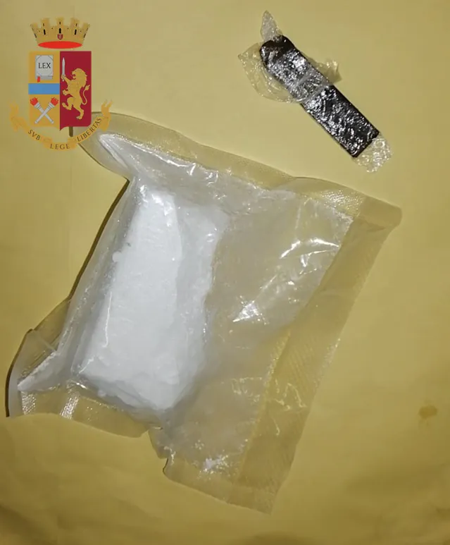 Fermato con l’autista nel controllo anti-Covid: aveva un etto di coca. Arrestato volto noto