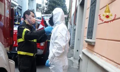 Sfondano porta e lo trovano morto in casa. Deciso tampone
