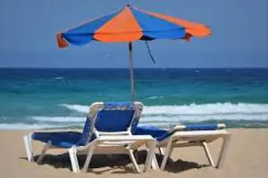 Il litorale si prepara all’estate: ombrelloni recintati e termoscanner