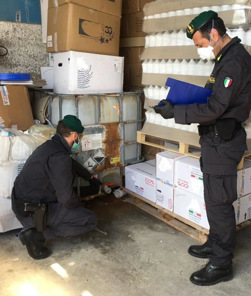 Igienizzanti taroccati: maxi sequestro in azienda. Nei guai imprenditore