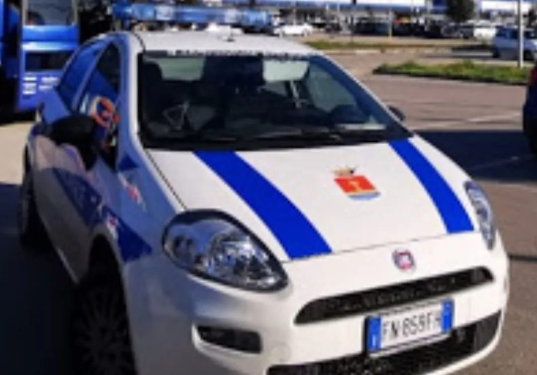 Ingresso blindato, quasi 100 controllati al giorno. Fermato pure parroco
