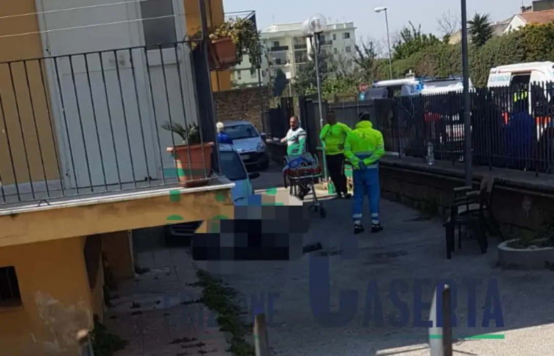 Tragico volo dal balcone, identificata vittima. Aveva 85 anni