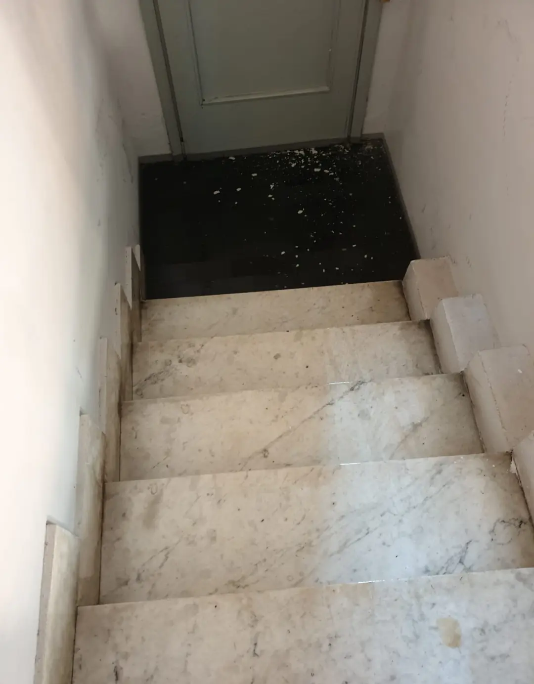 Casa si allaga e anziana resta intrappolata in attesa della colf, salvata dai carabinieri