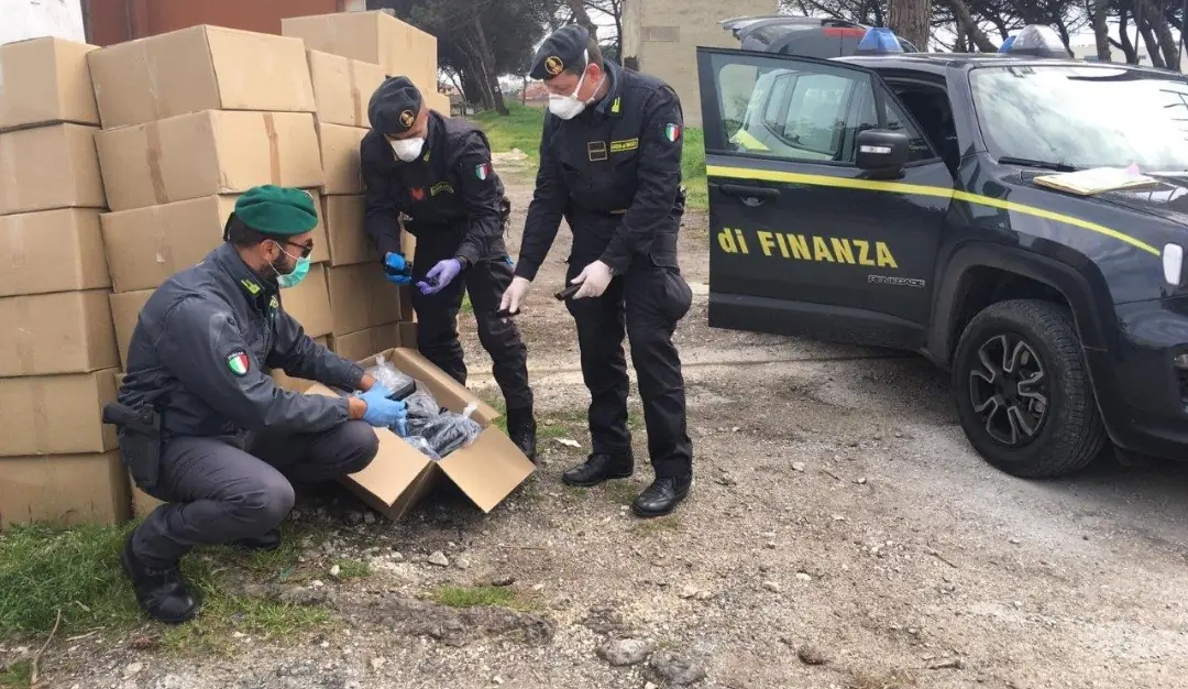 Mascherine illegali, blitz a Maddaloni: sequestro record e 4 nei guai