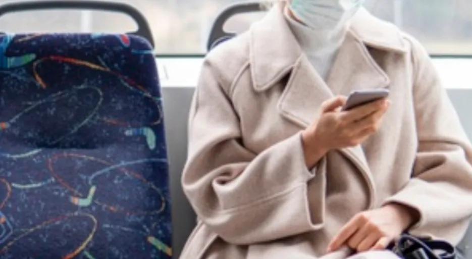 Mascherine sui mezzi e distanza obbligatoria, così si tornerà a lavoro da lunedì. “Ma usate le auto”