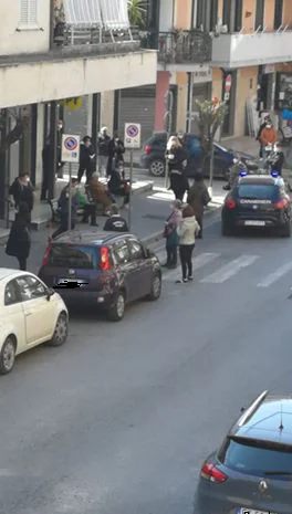 Gente a zonzo che non rispetta le distanze: cittadini chiedono più controlli