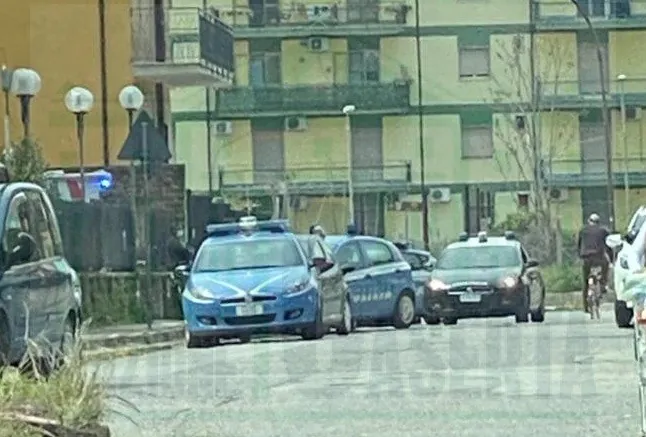 E’ ai domiciliari ma non ne può più della compagna: arrivano le volanti per fermare lite