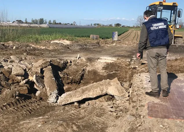 Blitz dei Noe, agricoltore e operaio nascondono scarti edili: sequestro da 250mila euro. FOTO
