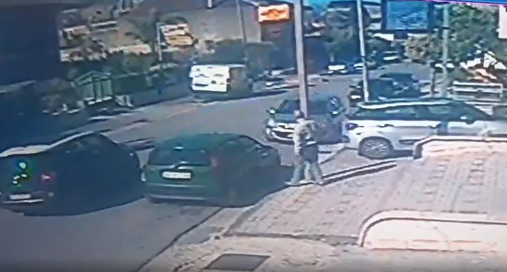 Choc in pieno centro: giù palo della luce. Automobilista miracolato (VIDEO)