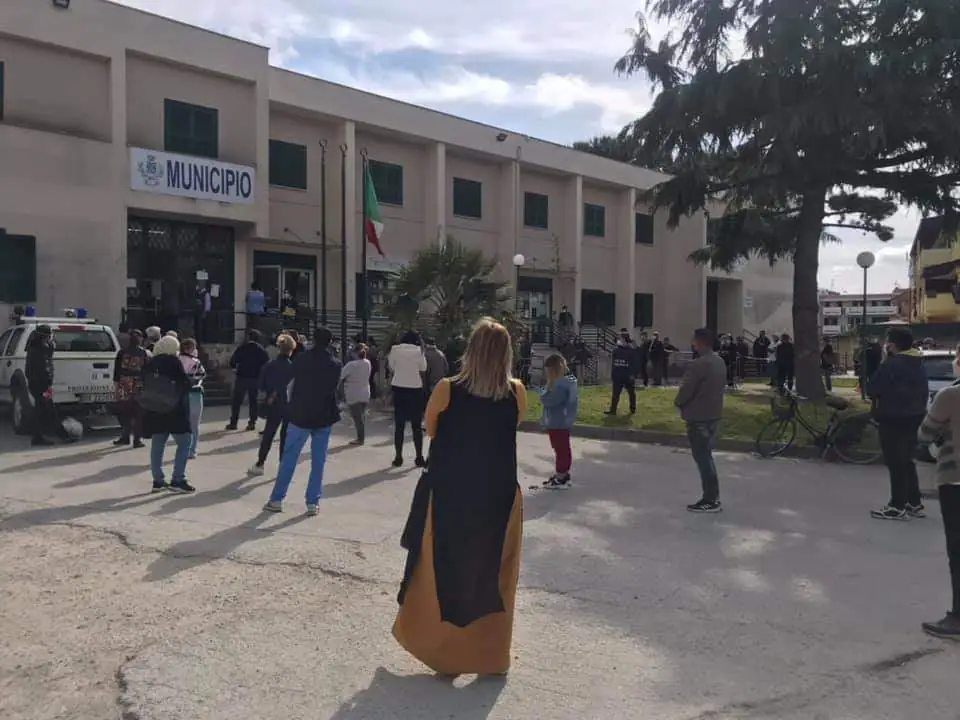 Assembramenti e code in Comune per i sussidi, sindaco sbotta: “Governo non ha idea di cosa sta succedendo”