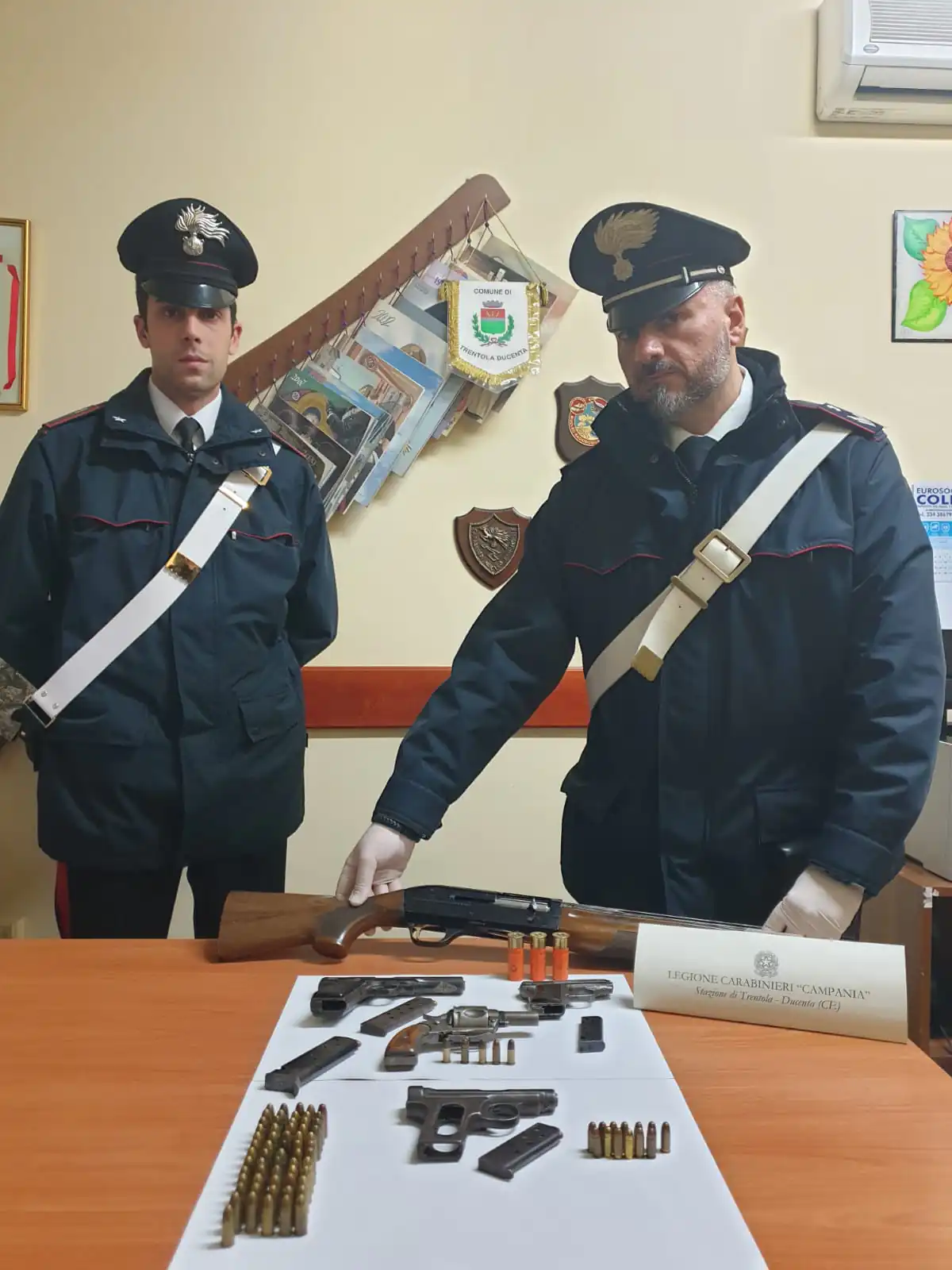 Fanno irruzione a casa di un 39enne e trovano un arsenale: era stato accusato di minacce. LE FOTO
