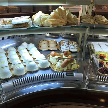 La denuncia di un pasticciere del casertano: “Nessuno ordina dolci, senza aiuti mi fermo”