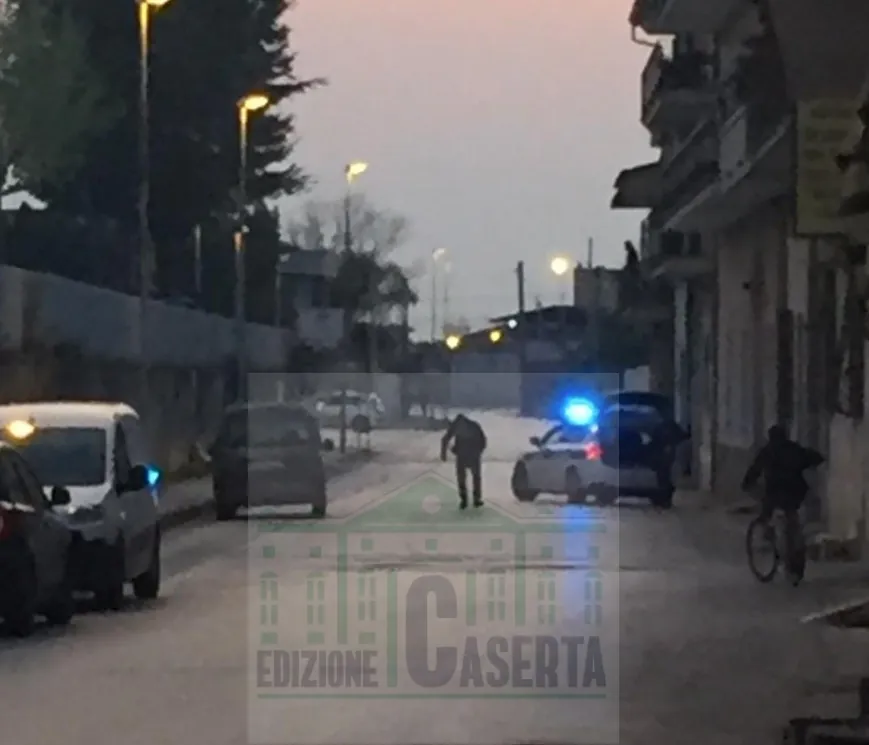 Fermato dopo inseguimento nel rione e portato in caserma. Foto