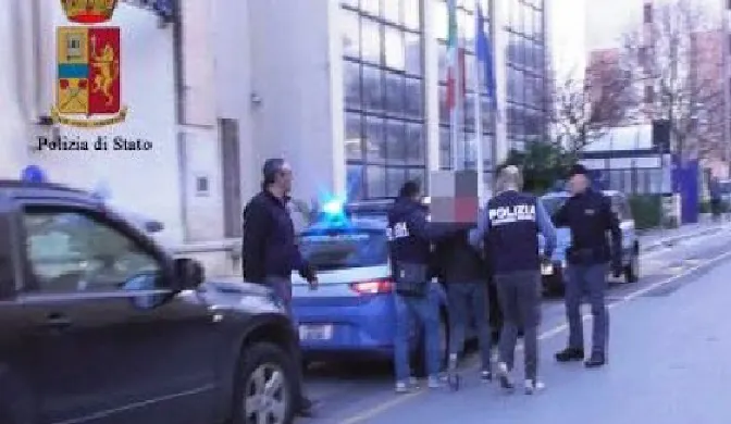 Agenti scoprono spaccio e lui per scappare li prende a pugni: finisce in manette, donna in fuga