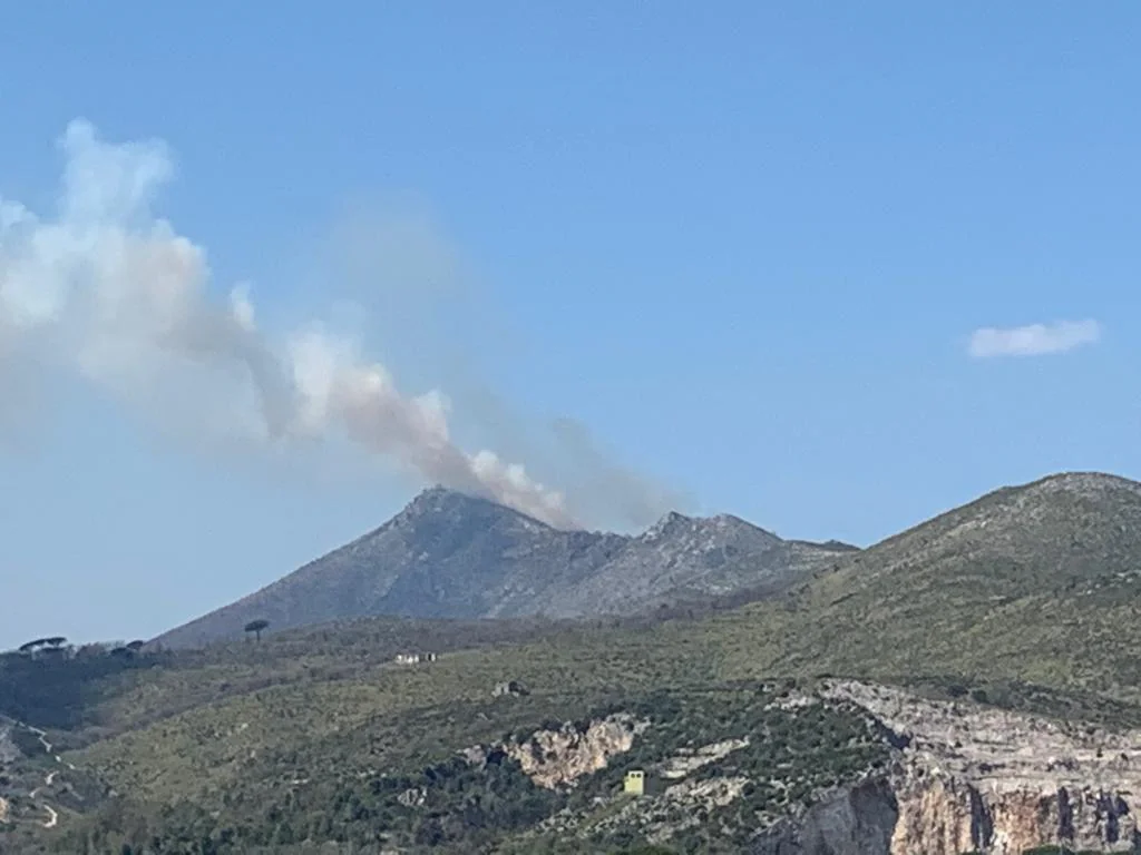 In fiamme la collina tifatina