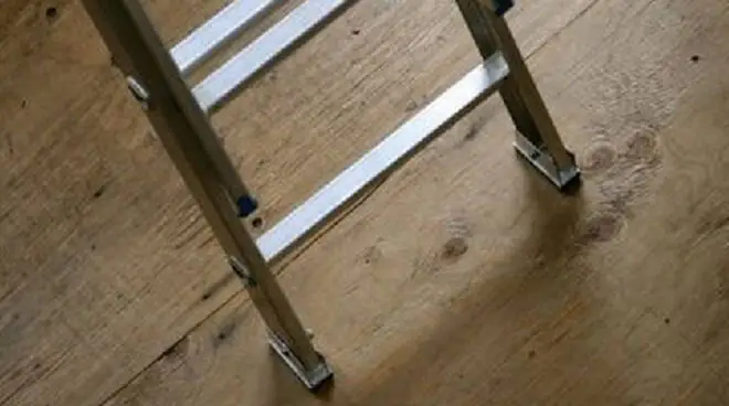 Precipita dalla scala sotto gli occhi della vicina: corsa drammatica in ospedale