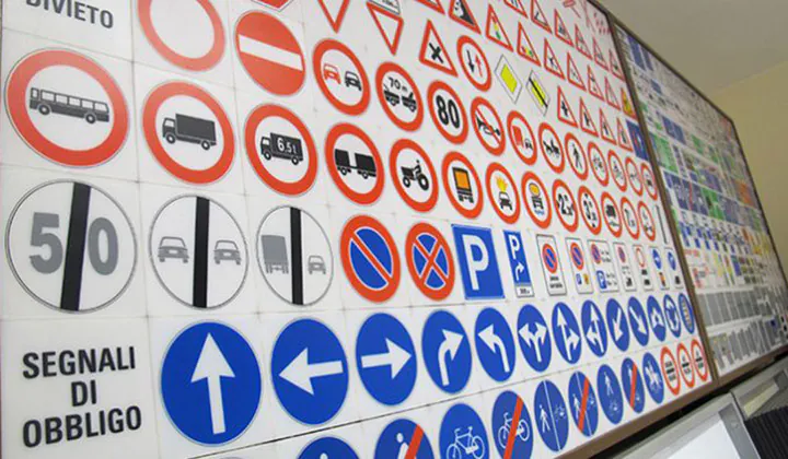 Scuole guida in difficoltà tra bonus e chiusure: “Giungla burocratica, non sappiamo cosa fare”