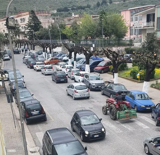 Traffico in centro: avvistate diverse persone davanti al Comune