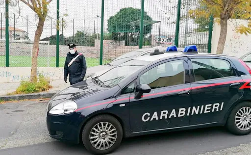In strada per protestare contro l’installazione del ripetitore telefonico: 3 multati
