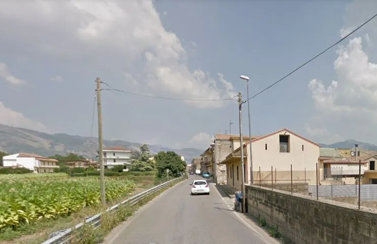 Assembramenti nella frazione, la segnalazione. La gente protesta