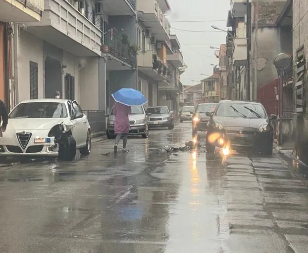 Strade di nuovo animate, tornano gli incidenti: due auto si scontrano. FOTO