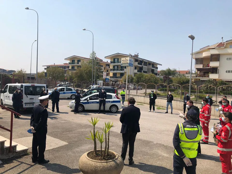 Pasquetta in giro, 5 beccati: blitz dei vigili tra gli applausi del rione