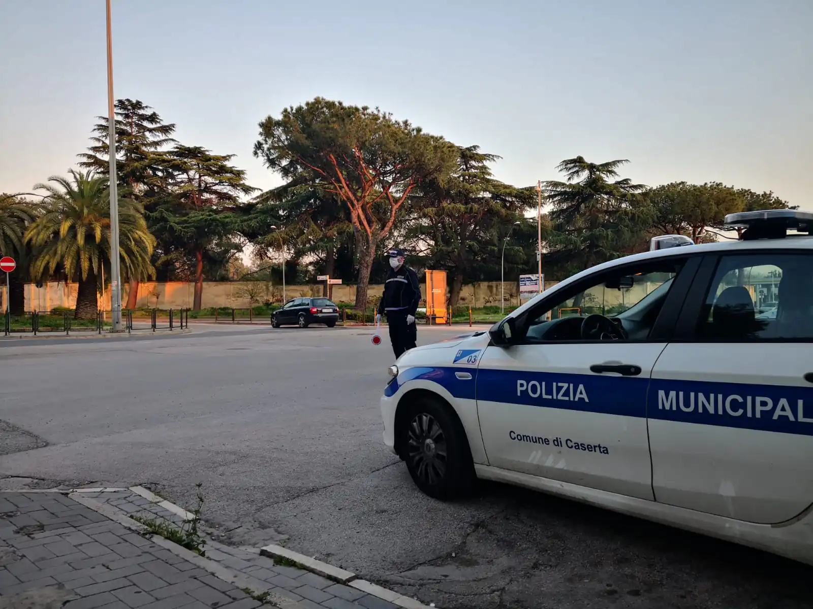 Genitori nei parchi coi bimbi nonostante chiusure, vigili li allontanano