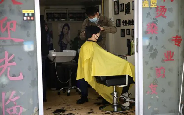 Wuhan verso la normalità: la gente sta uscendo, i parrucchieri sono aperti
